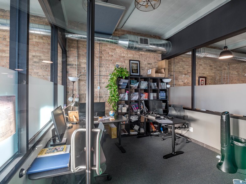 More Photos Of 3033-3035 N Clark St, Chicago Office For Sale