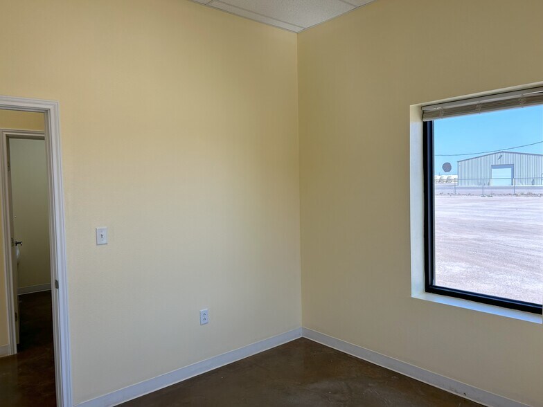 More Photos Of 1463 Oil Mill Rd, Pecos Warehouse For Lease