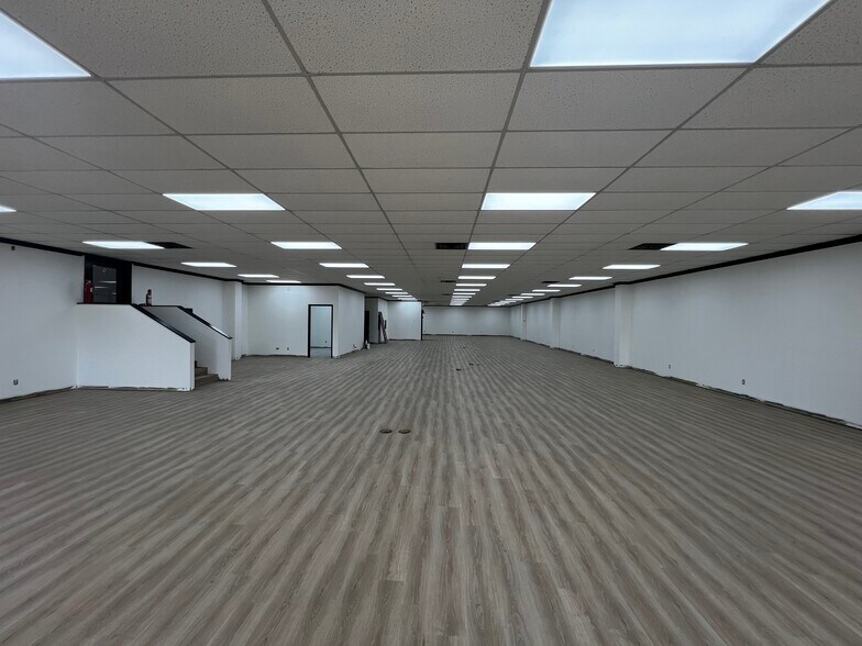 More Photos Of 3543 Pelham Pky, Pelham Showroom For Lease