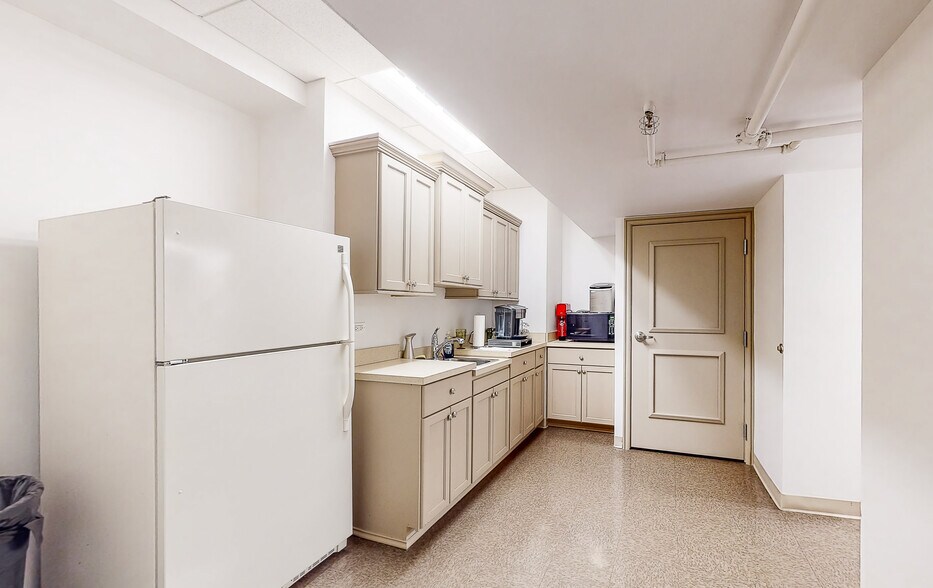 More Photos Of 202 W Main St, St Charles Office For Lease