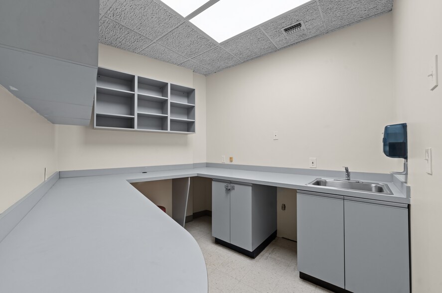 More Photos Of 1097 Old Country Rd, Plainview Medical For Lease