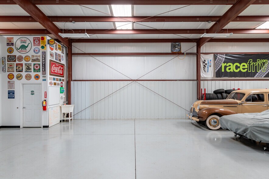 More Photos Of 70 N Gwinnett St, Buford Showroom For Sale