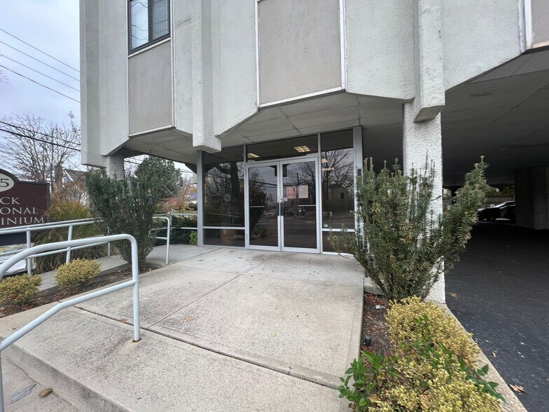 More Photos Of 1955 Merrick Rd, Merrick Medical For Lease