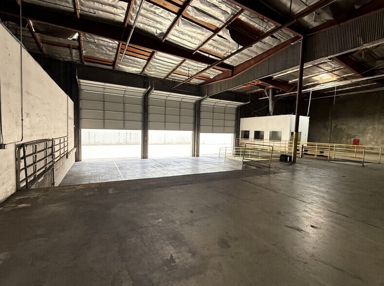 More Photos Of 2801 E Vernon Ave, Vernon Warehouse For Lease