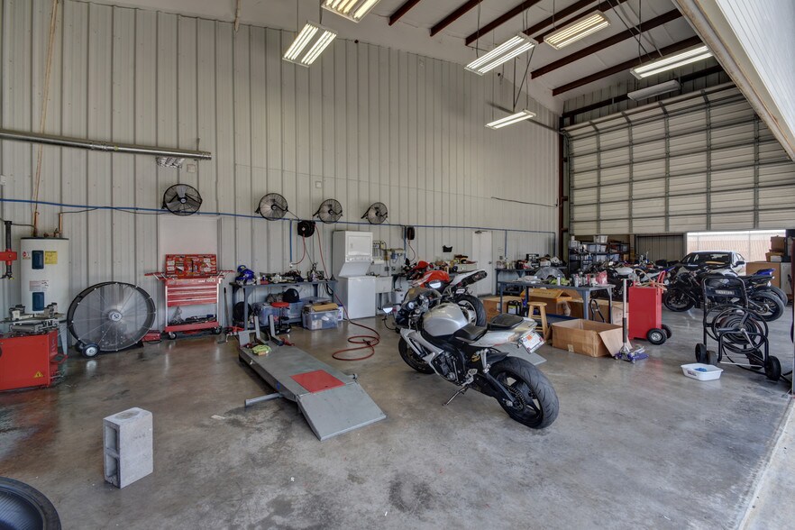 More Photos Of 14902 N Fwy Service Rd, Houston Freestanding For Lease