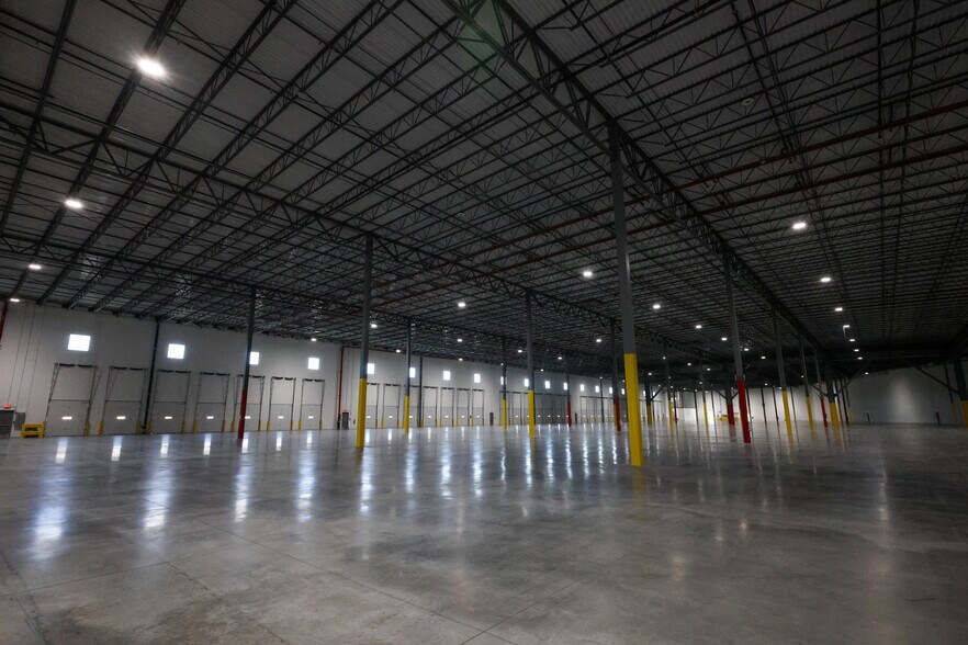 More Photos Of 1 Nassau Pl, Staten Island Warehouse For Lease