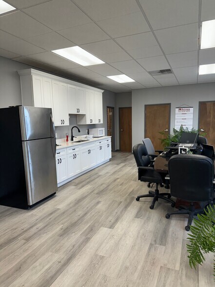 More Photos Of 900 Creekside Rd, Chattanooga Light Distribution For Sale