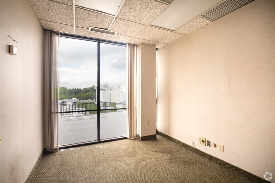 More Photos Of 11 Grace Ave, Great Neck Office For Lease