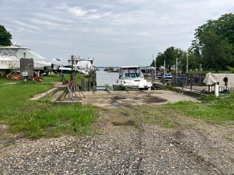 More Photos Of 6338 Riverview Dr, King George Marina For Lease