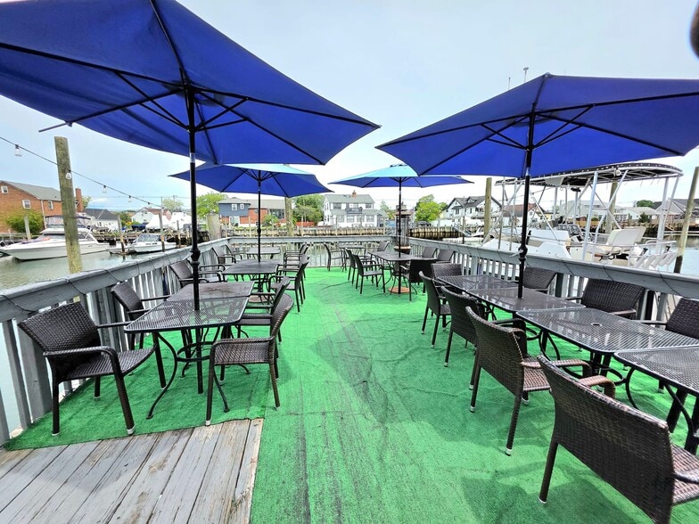 More Photos Of 103 Woodcleft Ave, Freeport Restaurant For Sale
