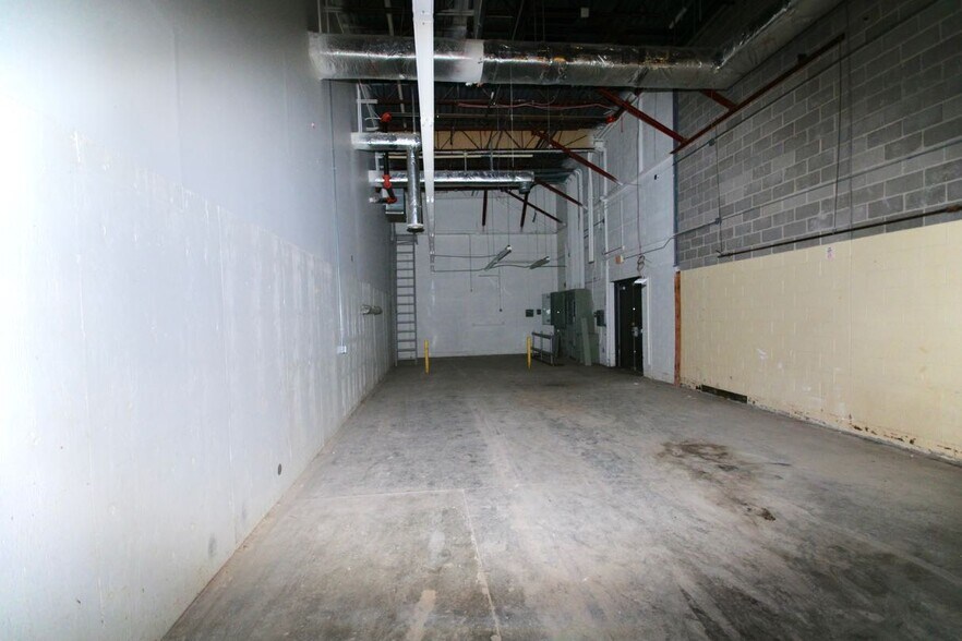 More Photos Of 2820 W Locust St, Davenport Unknown For Lease