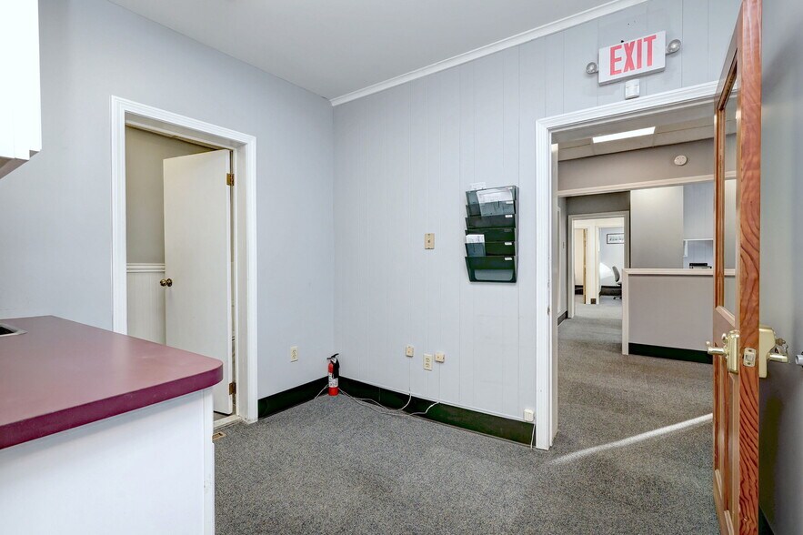 More Photos Of 1948 Chapel St, New Haven Office For Sale