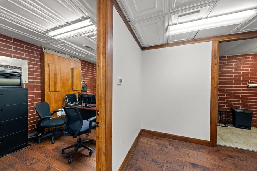 More Photos Of 222 N Bluff St, St George General Retail For Sale