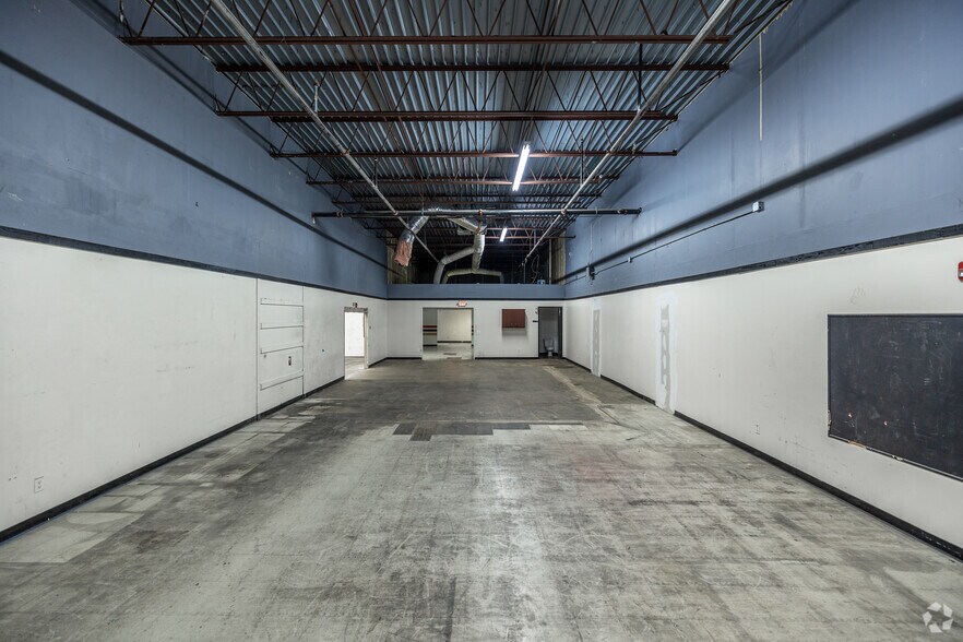 More Photos Of 1400 Summit Ave, Plano Showroom For Lease