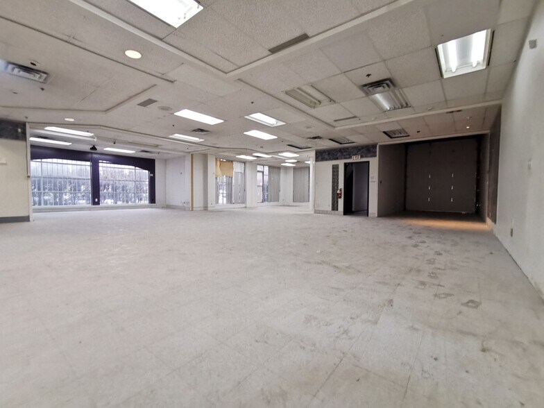 More Photos Of 3871 N Fraser Way, Burnaby Showroom For Sale