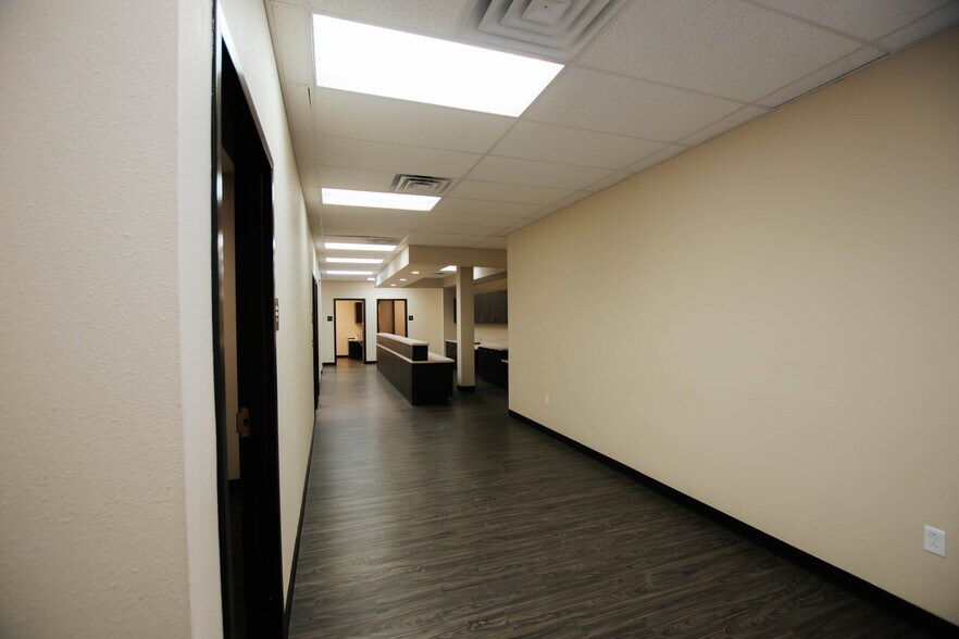 More Photos Of 9870 N Gateway Blvd, El Paso Office For Lease