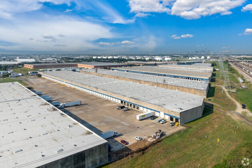 More Photos Of 8833 Citypark Loop, Houston Warehouse For Lease