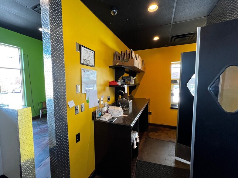 More Photos Of 1641 W 15th St, Fayetteville Freestanding For Lease