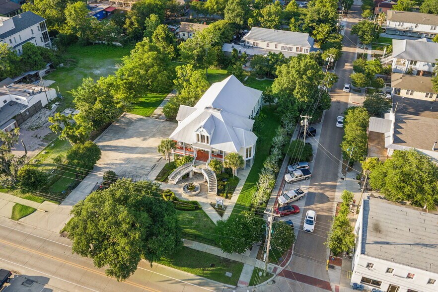 More Photos Of 2001 Lakeshore Dr, Mandeville Office For Sale