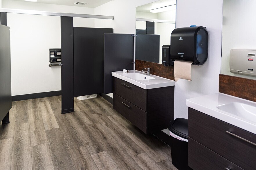 More Photos Of 3105 E Sahara Ave, Las Vegas Auto Repair For Lease