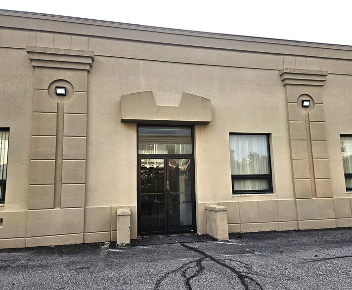 More Photos Of 166 E Jericho Tpke, Mineola Office For Lease