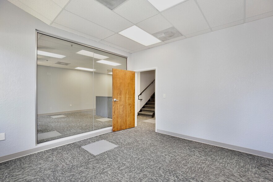 More Photos Of 6881 Kingspointe Pky, Orlando Flex For Lease