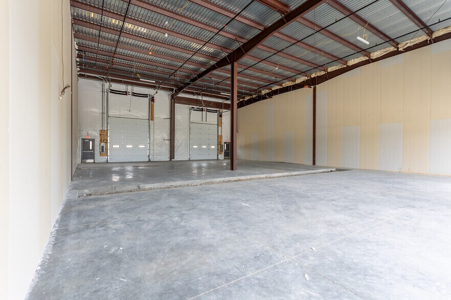 More Photos Of 1615 SE Cortina Dr, Ankeny Flex For Lease