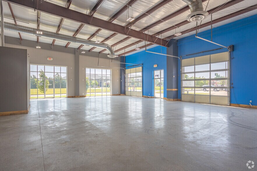More Photos Of 317 N Trade Center Ter, Mustang General Retail For Lease