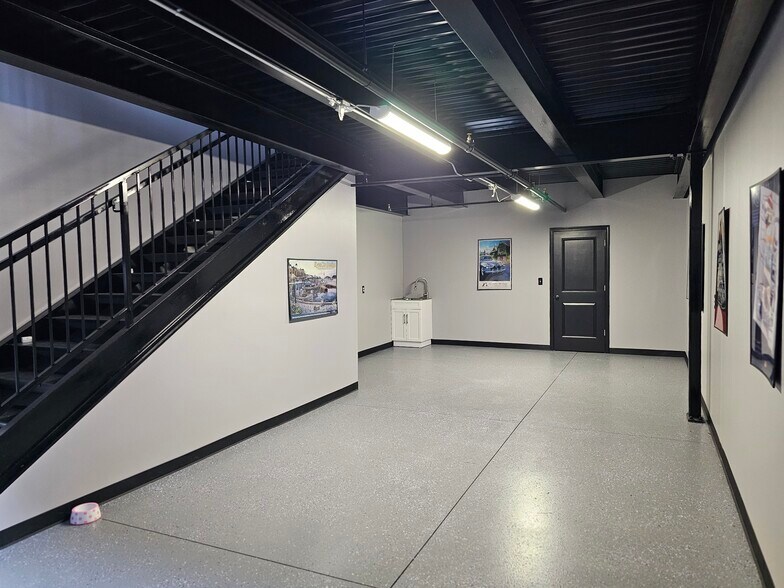 More Photos Of 247 Apex Dr, Pontiac Parking Garage For Sale
