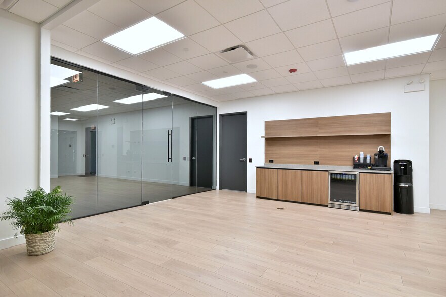 More Photos Of 6363 W 73rd St, Bedford Park Manufacturing For Lease