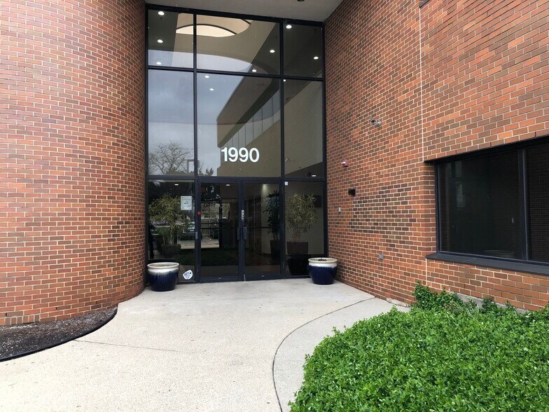 More Photos Of 1990 E Algonquin Rd, Schaumburg Office For Lease