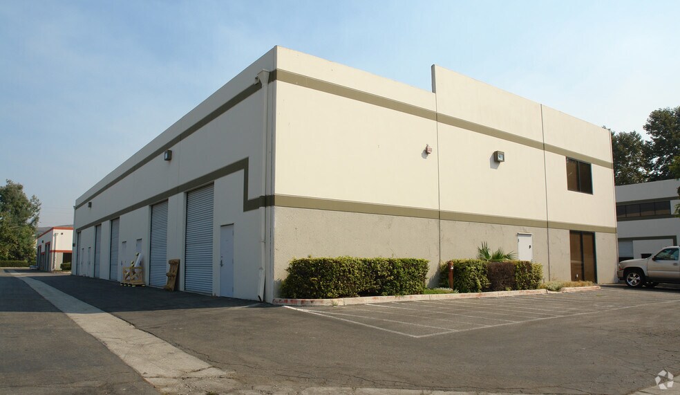 More Photos Of 5325 N Commerce Ave, Moorpark Warehouse For Lease