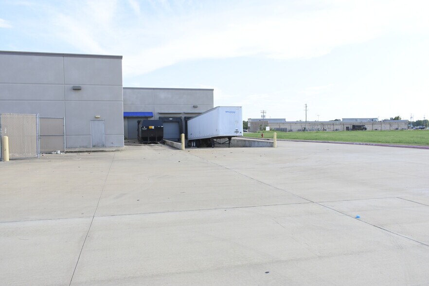 More Photos Of 253 N Bypass 35, Alvin Storefront For Lease