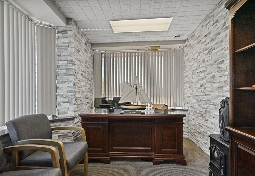 More Photos Of 33604 Grand River Ave, Farmington Office For Sale