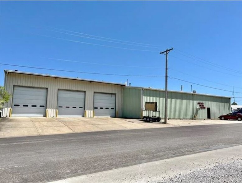 Primary Photo Of 315 W Mason St, Odessa Auto Repair For Sale