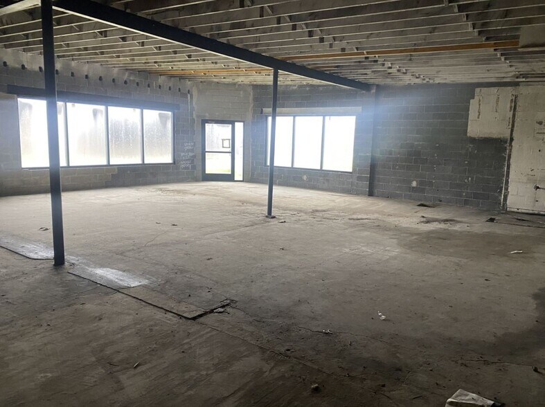 More Photos Of 1701 Turner St, Lansing Freestanding For Sale