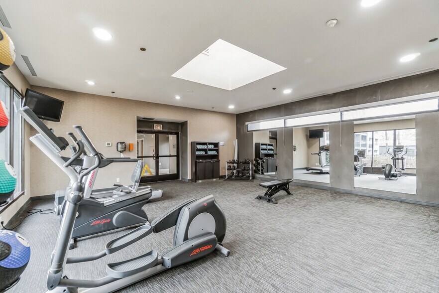 More Photos Of 1917 Coliseum Dr, Hampton Hotel For Sale