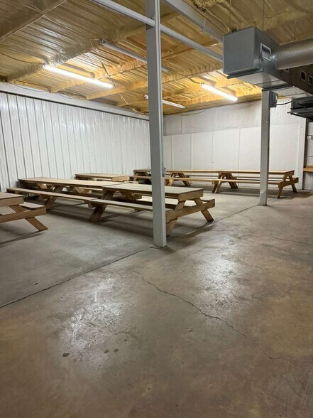 More Photos Of 210 E Sweet Potato St, Vardaman Warehouse For Lease