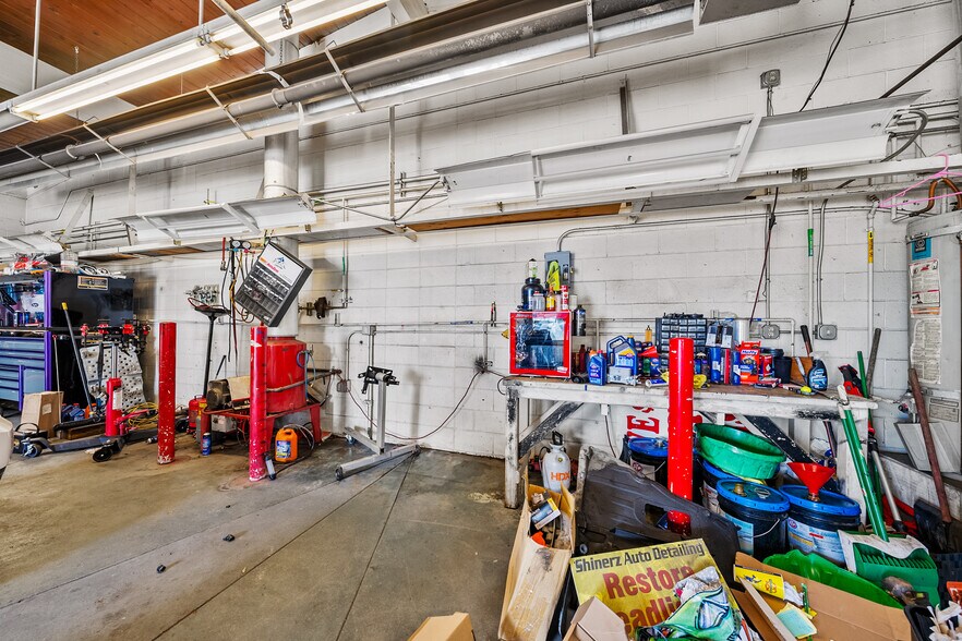More Photos Of 348 N Riverside Ave, Medford Auto Repair For Lease