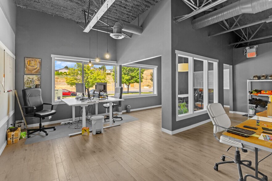 More Photos Of 215 Neave Rd, Kelowna Office For Sale