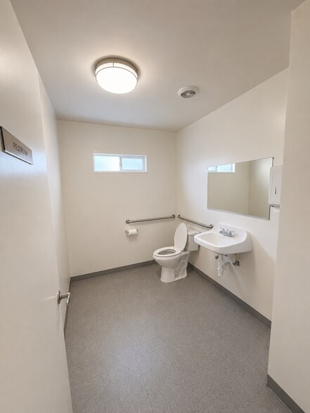 More Photos Of 11628-11630 Victory Blvd, North Hollywood Freestanding For Sale
