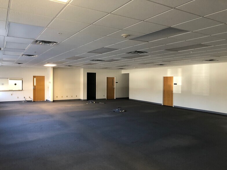 More Photos Of 2720 Shepherd Of The Hills Expy, Branson Office For Lease