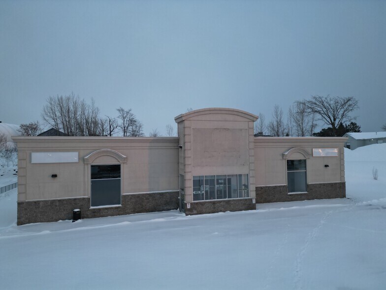 More Photos Of 2747 Chamberland St, Clarence-Rockland Freestanding For Lease