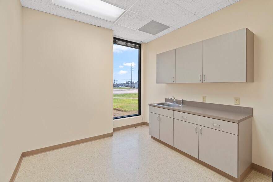 More Photos Of 17030 Nanes Dr, Houston Medical For Lease