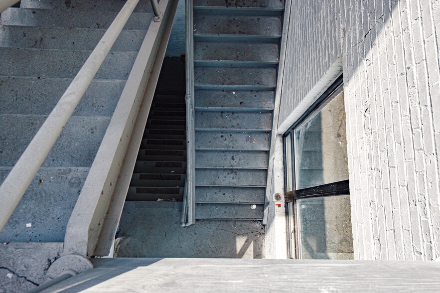 More Photos Of 2 Aspen Pl, Passaic Showroom For Lease