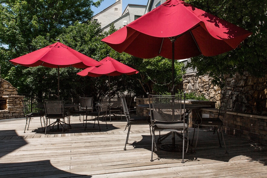 More Photos Of 116 E 46th St, Kansas City Hospitality For Sale