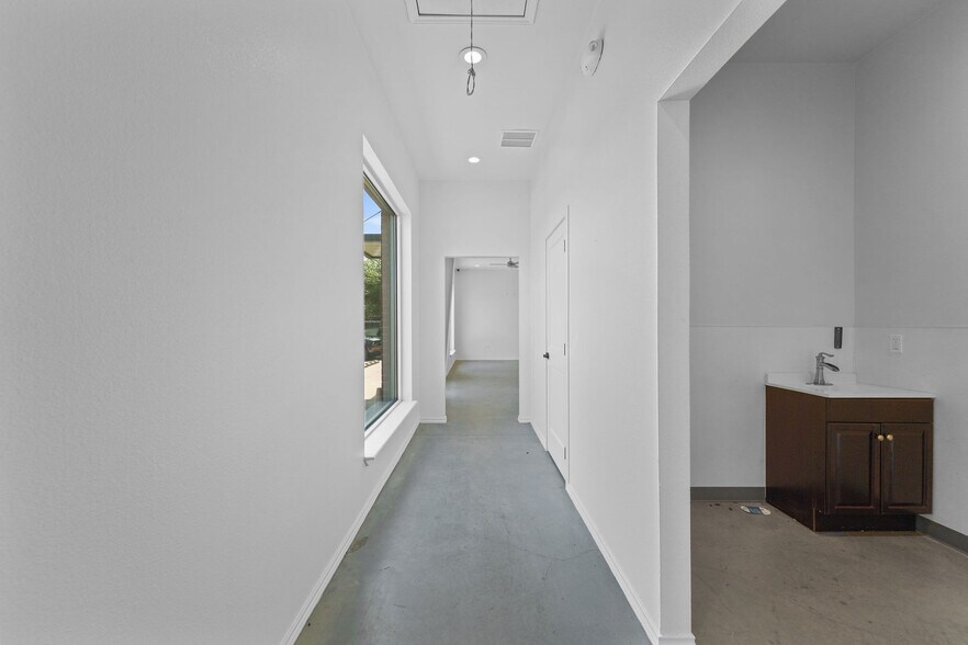 More Photos Of 414 Powerhouse St, McKinney Warehouse For Lease