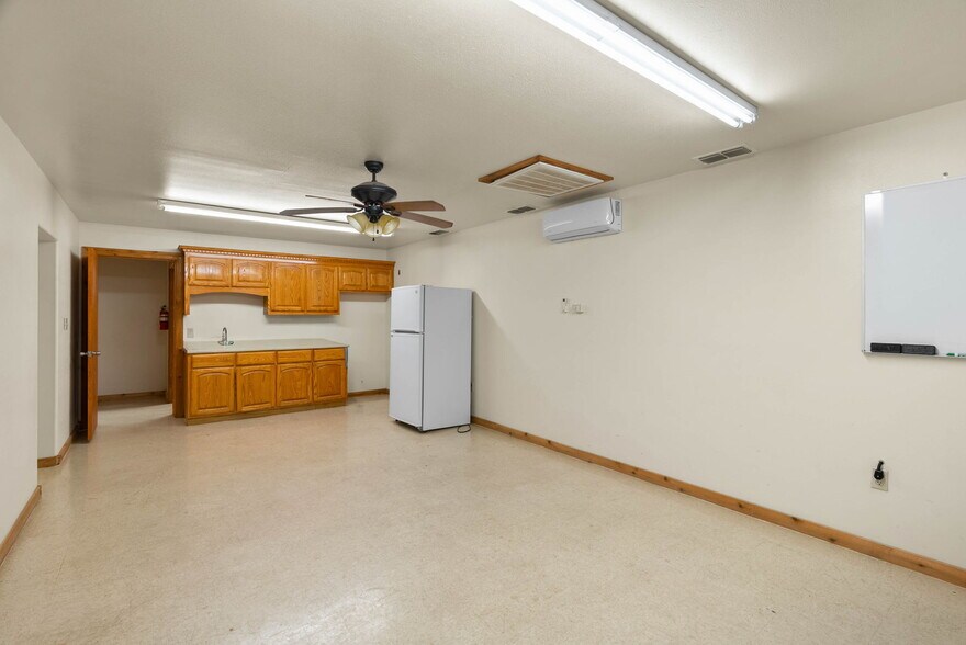 More Photos Of 2404 N US Highway 281, Alice Flex For Lease
