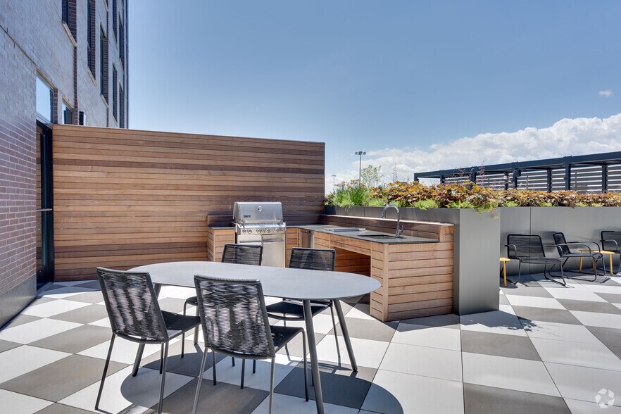 More Photos Of 730 N Milwaukee Ave, Chicago Apartments For Lease