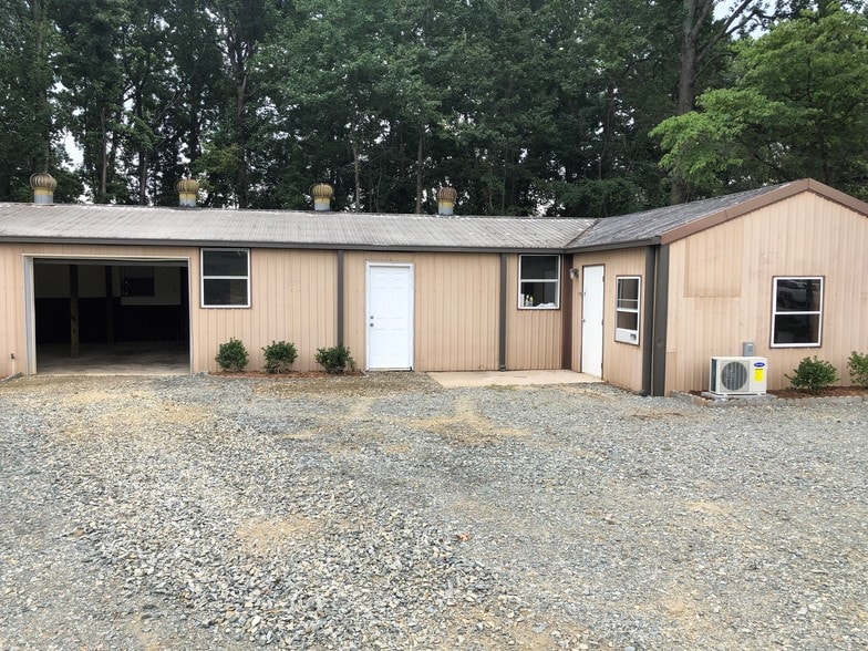 More Photos Of 4038 Hartley St, Charlotte Flex For Lease